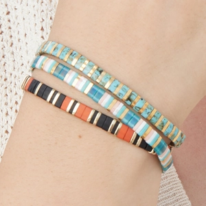 Gros plan de bracelets bohèmes en perles Tila avec des motifs géométriques colorés
