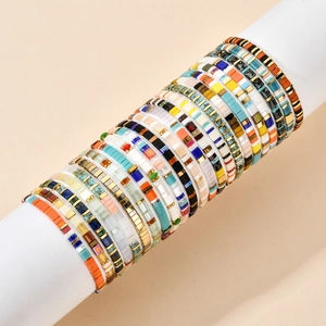 Ensemble de bracelets en perles Tila bohèmes aux couleurs vives et motifs variés