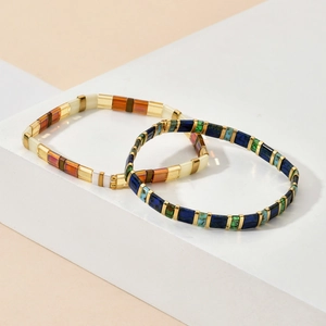 Bracelets extensibles Tila style bohème aux tons ambre et bleu sur socles blancs