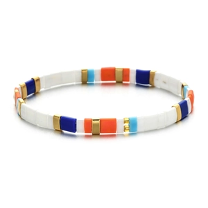 Détail du bracelet bohème en perles Tila colorées avec cordon élastique souple