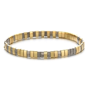 Gros plan d'un bracelet Tila élastique avec des perles rectangulaires or et argent
