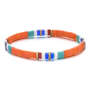 Détail du bracelet en perles Tila bohème avec carreaux colorés et accents dorés