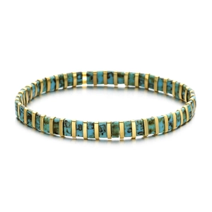 Détail du bracelet élastique bohème en perles Tila avec plaques dorées et pierres turquoise