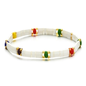 Détail macro du bracelet en perles Tila bohème avec accents multicolores et espaceurs H dorés