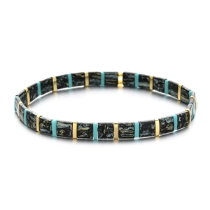 Vue détaillée d'un bracelet Tila bohème avec perles turquoise et marbre noir