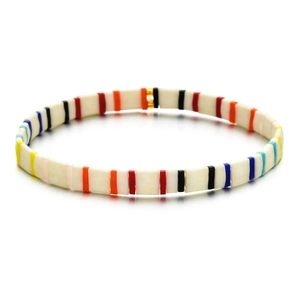 Vue détaillée du bracelet bohème en perles Tila avec perles plates multicolores