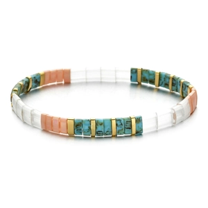 Détail du bracelet en perles Tila bohème avec perles carrées turquoise, corail et or