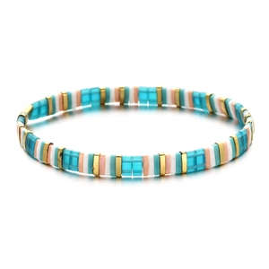 Vue détaillée d'un bracelet de perles Tila bohème avec perles en verre carrées