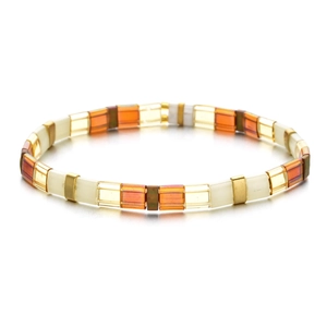 Vue détaillée du bracelet en perles Tila bohème avec des accents ambrés et dorés