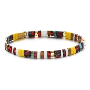 Détail d'un bracelet extensible en perles Tila bohèmes avec motifs géométriques