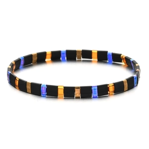 Détail d'un bracelet élastique bohème en perles Tila avec carrés dorés mats et irisés colorés
