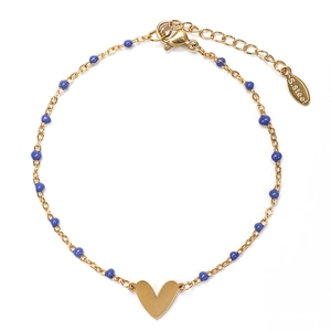 Dettaglio del bracciale a cuore in acciaio inossidabile dorato con perline blu e marchio