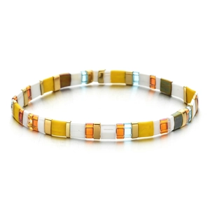 Détail macro du bracelet en perles Tila colorées avec intercalaires dorés et fini brillant