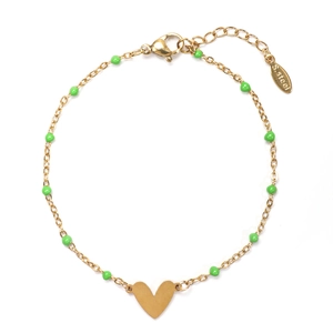 Dettaglio del bracciale a cuore in acciaio inossidabile con perline di smalto verdi