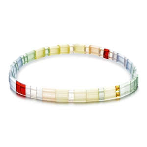 Détail d'un bracelet de perles Tila colorées style bohème avec accents dorés sur blanc