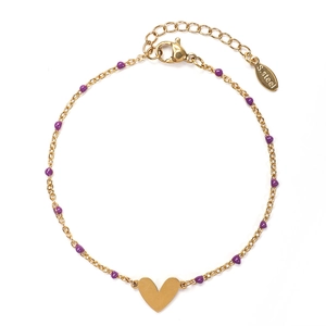 Dettaglio del bracciale in acciaio inossidabile dorato con perline viola e cuore