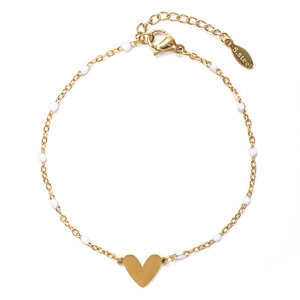 Dettaglio del bracciale in acciaio dorato con cuore, perline bianche e chiusura a moschettone