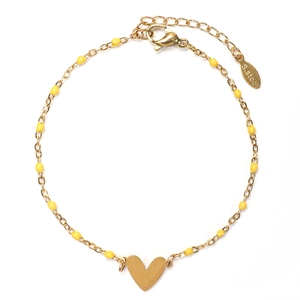 Dettaglio del bracciale a cuore in acciaio inossidabile dorato con perline smaltate gialle e gancio