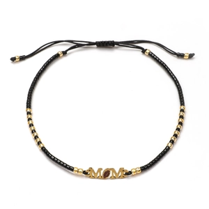 Bracelet ajustable en perles avec lettrage MOM doré et breloque football américain sur fond blanc