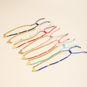 Set di sette bracciali bohémien regolabili con perline e cordini intrecciati colorati
