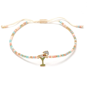 Detalle de pulsera de cuentas MIYUKI con dije de copa de cóctel y cordón ajustable