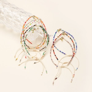 Detalle de pulseras de cuentas MIYUKI con dijes de cóctel y cordón trenzado ajustable