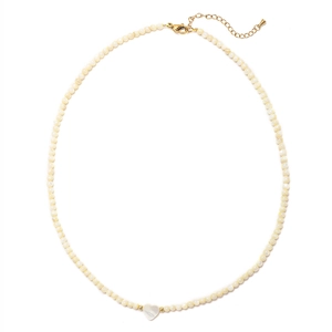 Collana minimalista con perle di conchiglia bianca con ciondolo a cuore e dettagli dorati