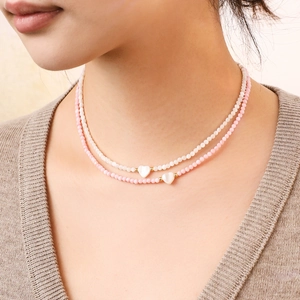Collana minimalista a due strati di perle con ciondolo a cuore in bianco e rosa
