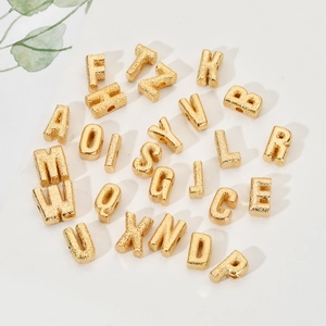 Goldene DIY-Großbuchstabenperlen mit Hammerschlag-Textur und großen Löchern für Schmuck