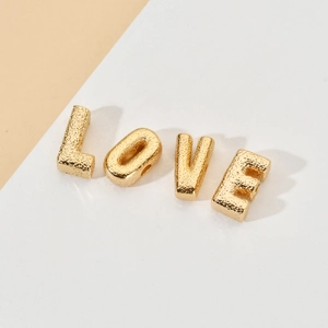 Exquisite vergoldete Kupfer-LOVE-Buchstabenperlen mit gehämmerter Oberfläche für DIY-Schmuck