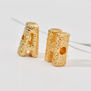 Hammerschlag-Goldperlen Buchstaben A und H mit großen Löchern für DIY-Schmuckdesign