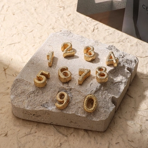 Set de 10 cuentas doradas números 0-9 con textura martillada para creación de joyas DIY