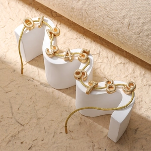 Set de 10 cuentas numéricas 0-9 de cobre bañadas en oro sobre soporte beige texturizado