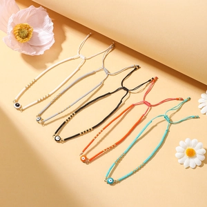 Set de cinco pulseras de cuentas Evil Eye hechas a mano con cordón tejido ajustable y oro