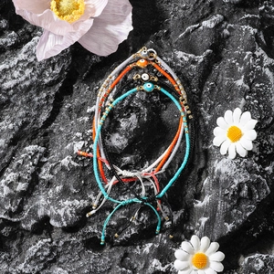 Primer plano de pulseras de cuentas de colores con dijes del Ojo Turco en piedra