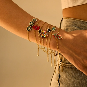 Vue détaillée de bracelets bohèmes en perles faits main avec œil protecteur et cœurs