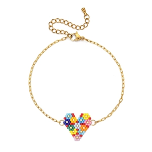 Bracelet cœur en perles colorées avec chaîne dorée et fermoir mousqueton sur fond blanc
