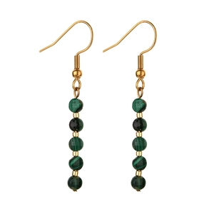 Minimalistische grüne Steinperlen Ohrringe mit goldenen Haken im böhmischen Ethno-Stil