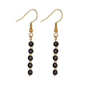 Minimalistische goldene Tropfenohrringe mit facettierten schwarzen Steinperlen im Vintage-Stil