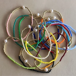 Pulseras elásticas de cuentas de colores con perlas blancas y cuentas doradas
