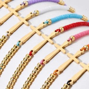 Lot de bracelets en perles colorées faits main avec pendentifs croix en acier doré