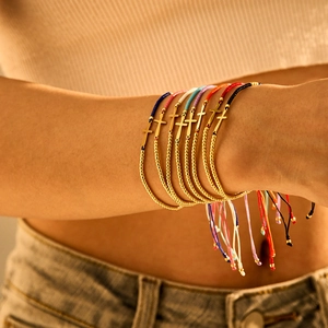 Bracelets d'amitié tissés à la main avec perles dorées et pendentifs croix en acier