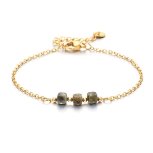 Bracciale in acciaio dorato con perline e pietre naturali quadrate sfaccettate verde-grigio