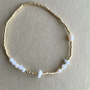 Bracelet élastique en perles dorées avec perles d'eau douce blanches et pierres