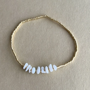 Bracelet élastique en perles dorées avec breloques en pierre naturelle sur soie champagne