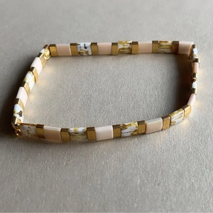 Bracelet Tila bohème avec perles rectangulaires en céramique roses, blanches et dorées