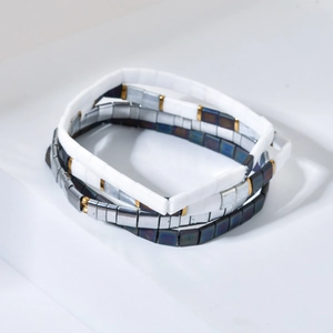 Bracelets en perles Tila superposables avec perles gris métallisé, blanches et dorées