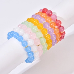 Set de pulseras de cuentas de colores con separadores dorados en soporte