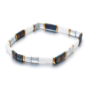 Bracelet extensible en perles Tila bleu et blanc avec accents métalliques sur fond blanc