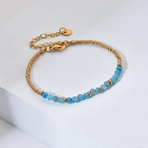 Bracciale dell'amicizia minimalista con perline dorate e pietre naturali azzurre